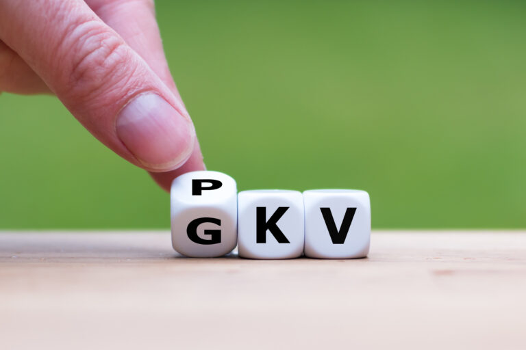 Würfel symbolisieren den Wechsel von der gesetzlichen Krankenkasse zur privaten Krankenkasse